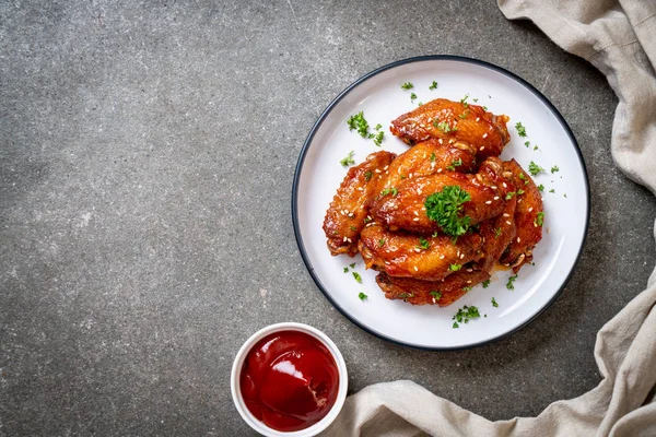 Beyaz susamlı ızgara tavuk kanadı.