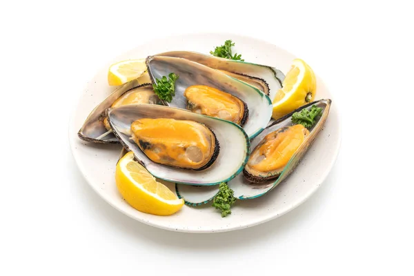 Mejillones Marisco Con Limón Perejil Aislados Sobre Fondo Blanco — Foto de Stock