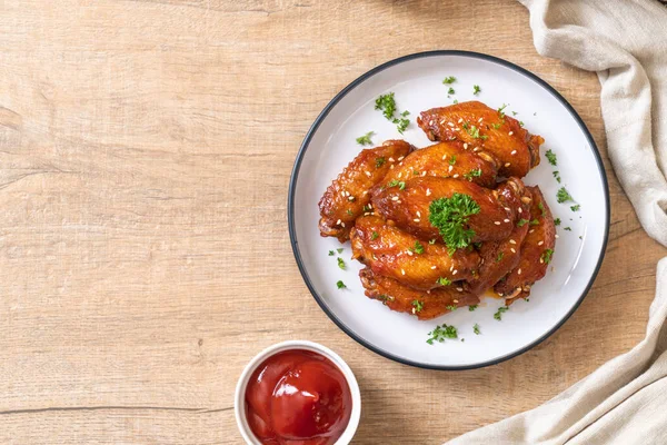 Beyaz susamlı ızgara tavuk kanadı.