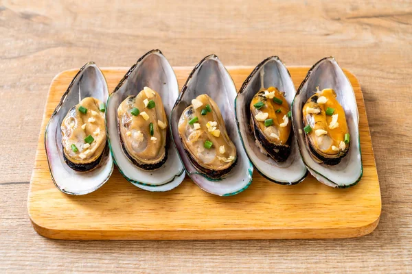 deniz ürünleri midye limon ve sarımsak ile