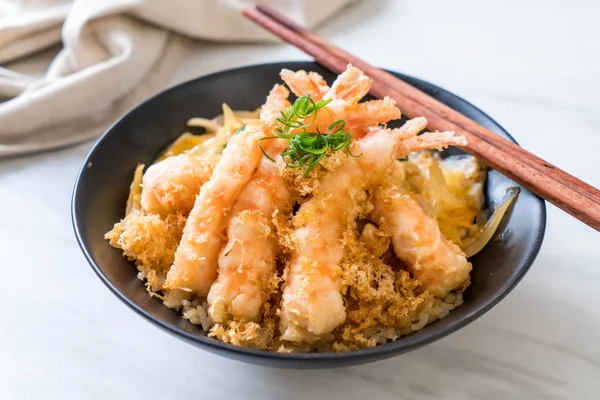kızarmış karides tempura üzerinde beyaz surat - Japon yemekleri stil tepesinde