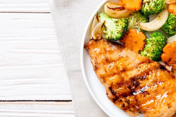 çukurunu tavuk göğsü biftek sebze (brokoli, havuç, soğan ile)