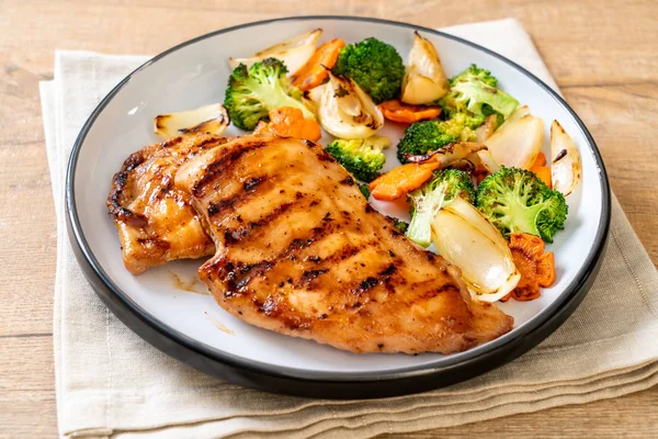 çukurunu tavuk göğsü biftek sebze (brokoli, havuç, soğan ile)