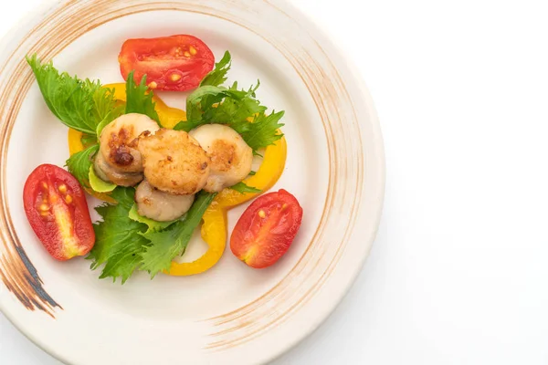 Beyaz arka plan üzerinde izole sebzeli ızgara tarak shell