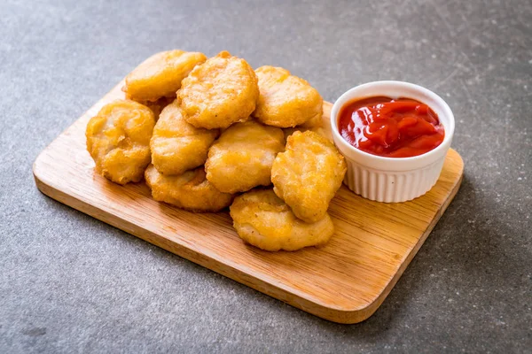 Soslu tavuk nugget, sağlıksız yemek.