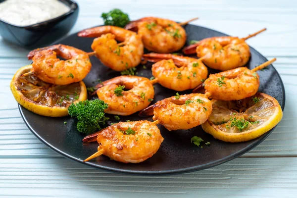 Limon - deniz ürünleri tarzı ile ızgara kaplan karides şiş