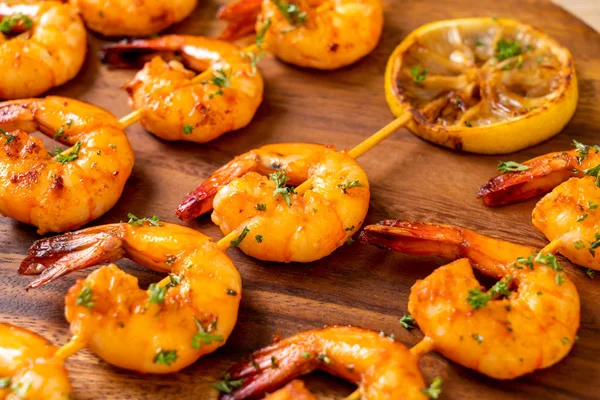 Limon - deniz ürünleri tarzı ile ızgara kaplan karides şiş