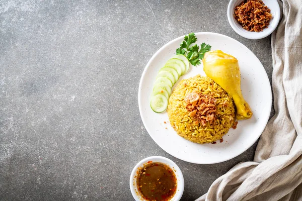 Tavuk - Müslüman gıda tarzı ile Müslüman sarı pirinç