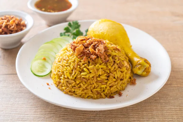 Tavuk - Müslüman gıda tarzı ile Müslüman sarı pirinç