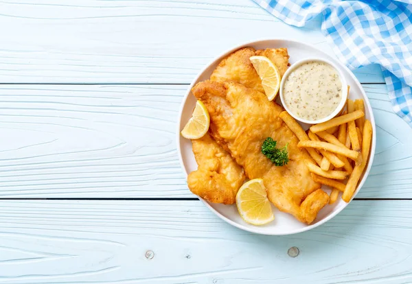 Balık ve patates kızartması. Sağlıksız yiyecekler.