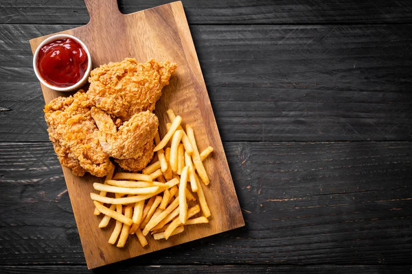 Kızarmış tavuk, patates kızartması ve nugget yemeği. Abur cubur ve sağlıksız yemek.