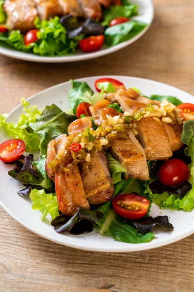 ızgara tavuk salata sebze - sağlıklı gıda tarzı ile