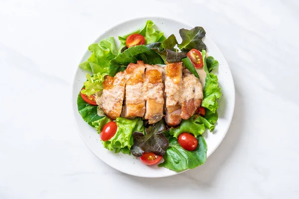 ızgara tavuk salata sebze - sağlıklı gıda tarzı ile