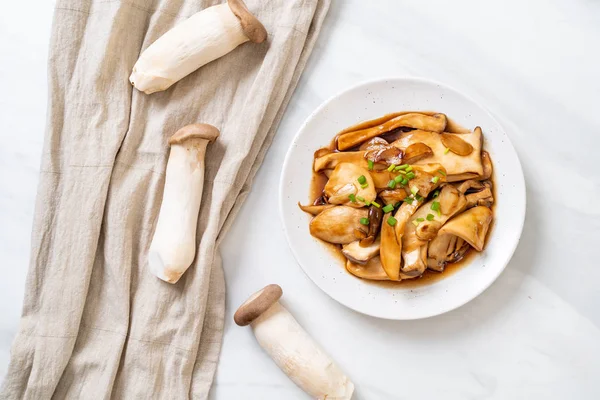 İstiridye soslu kızarmış kral istiridye mantarı. Sağlıklı, vejetaryen ya da vejetaryen yemek tarzı.