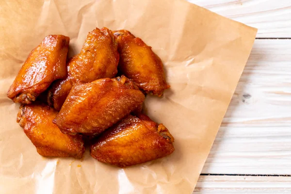 Barbekü tavuk kanadı sosu ile