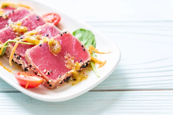 Taze orkinos ile baharatlı salata sosu - ham sağlıklı gıda