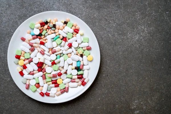 プレート Healthycare コンセプトの医療や薬薬局の薬の丸薬 — ストック写真