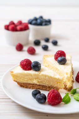 Ev yapımı cheesecake taze ahududu ve yaban mersini ile