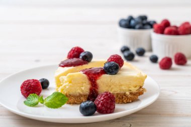 Ev yapımı cheesecake taze ahududu ve yaban mersini ile