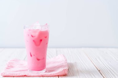 pembe çilek milkshake ahşap üzerine
