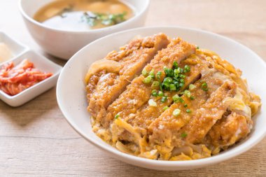 Kızarmış domuz pirzolası kasesi (Katsudon) - Japon yemek tarzı