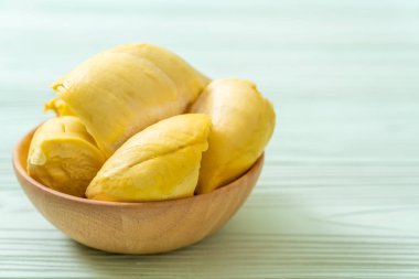 Ahşap zemin üzerinde taze Durian meyvesi