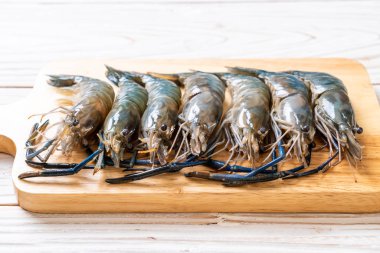 kesme tahtası üzerinde taze mavi karides