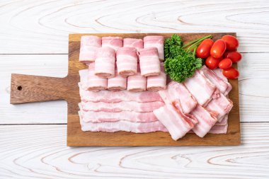 Ahşap tahta üzerinde çiğ domuz pastırma dilimlenmiş