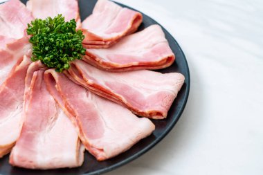 Çiğ domuz pastırma tabağa dilimlenmiş
