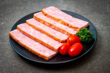 dilimlenmiş taze çiğ pastırma Barbekü