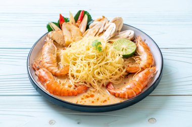 Baharatlı karides spagetti makarna (Tom Yum Goong) - İtalyan Füzyon gıda tarzı