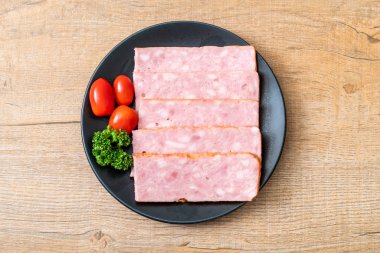 dilimlenmiş taze çiğ pastırma Barbekü