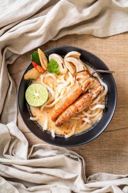 Baharatlı karides udon ramen noodle (Tom Yum Goong) - Japon füzyon gıda tarzı