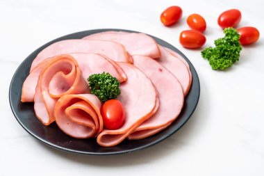 tabağa dilimlenmiş jambon füme