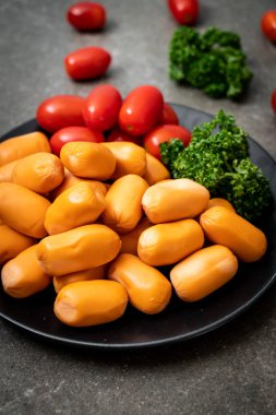 domuz eti kokteyl sosisi plaka üzerinde