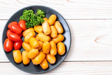 domuz eti kokteyl sosisi plaka üzerinde