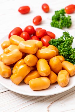 domuz eti kokteyl sosisi plaka üzerinde