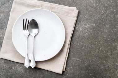 boş tabak kaşık çatal ve bıçak masada