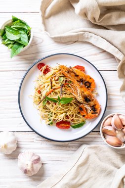 ızgara karides ve domates - İtalyan Füzyon gıda tarzı ile tavada kızartılmış spagetti