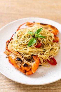 ızgara karides ve domates - İtalyan Füzyon gıda tarzı ile tavada kızartılmış spagetti