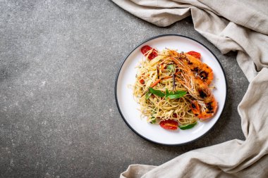 ızgara karides ve domates - İtalyan Füzyon gıda tarzı ile tavada kızartılmış spagetti