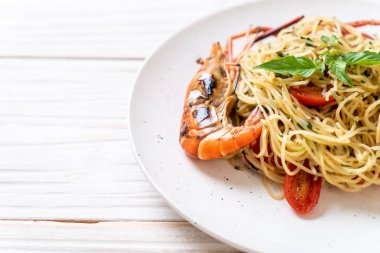 ızgara karides ve domates - İtalyan Füzyon gıda tarzı ile tavada kızartılmış spagetti