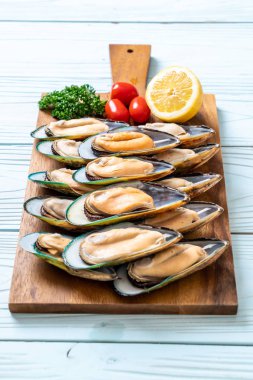 malzemelerle ahşap tahta üzerinde taze midye