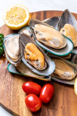 malzemelerle ahşap tahta üzerinde taze midye