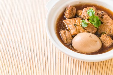 tatlı sos haşlanmış yumurta ile tofu kase