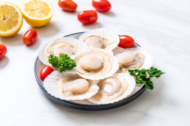 Ahşap tahta üzerinde taze kabuk tarak