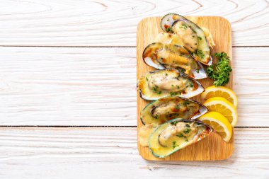 Peynirli taze midye.