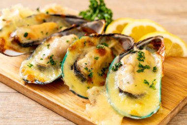 Peynirli taze midye.