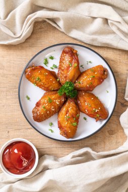 Beyaz susamlı ızgara tavuk kanadı.