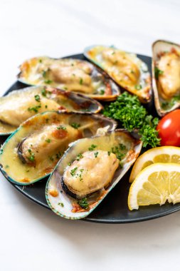 Peynirli taze midye.